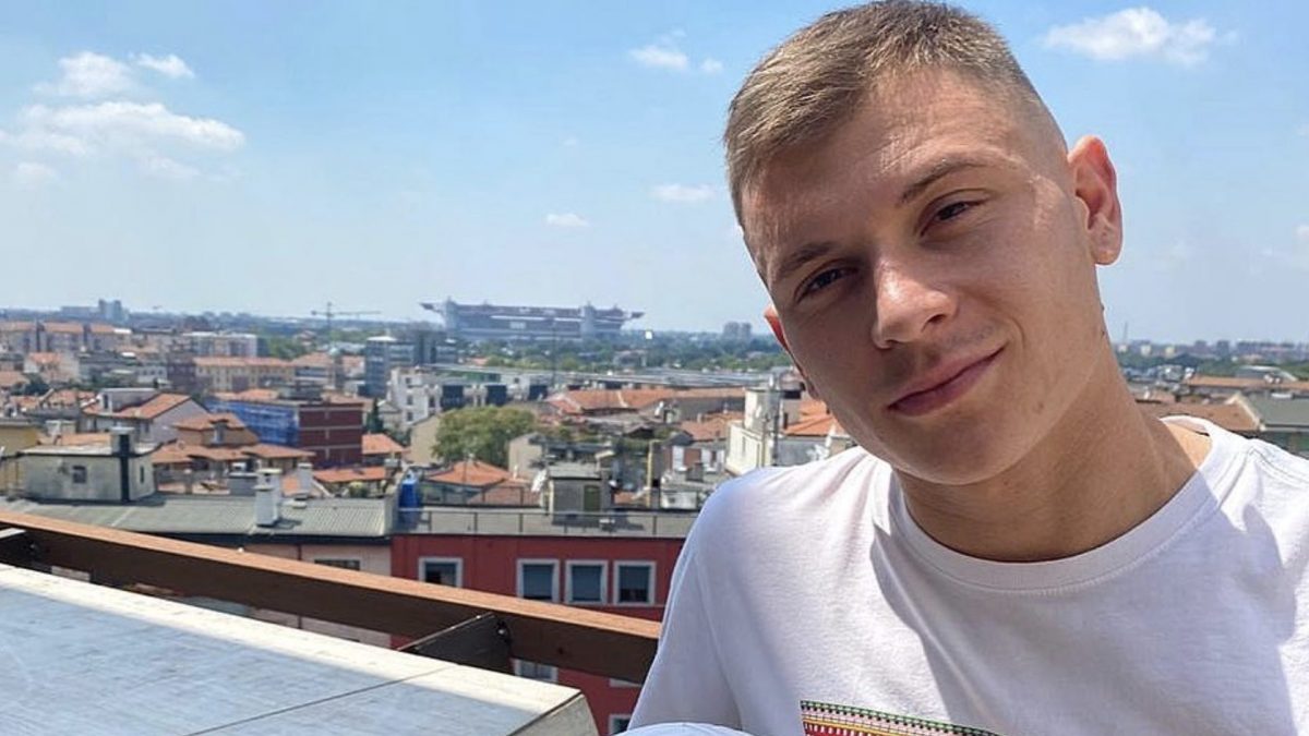 Nicolò Barella sul suo terrazzo di casa con vista sullo Stadio San Siro