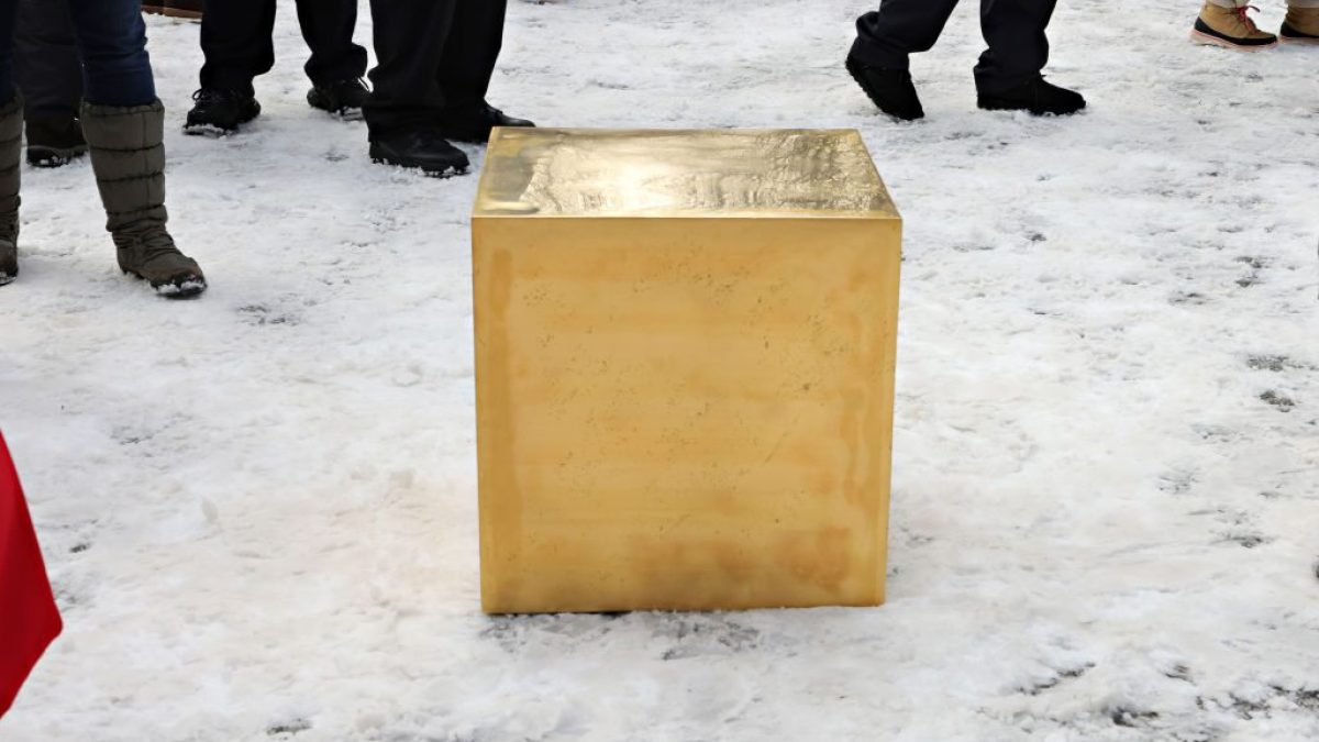 Un cubo d’oro è apparso in pieno Central Park a New York