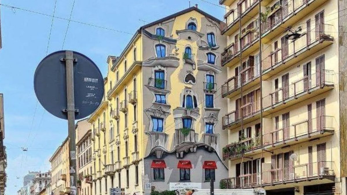 Il murales di Cheone sul Casa Maiocchi in Corso di Porta Romana 113