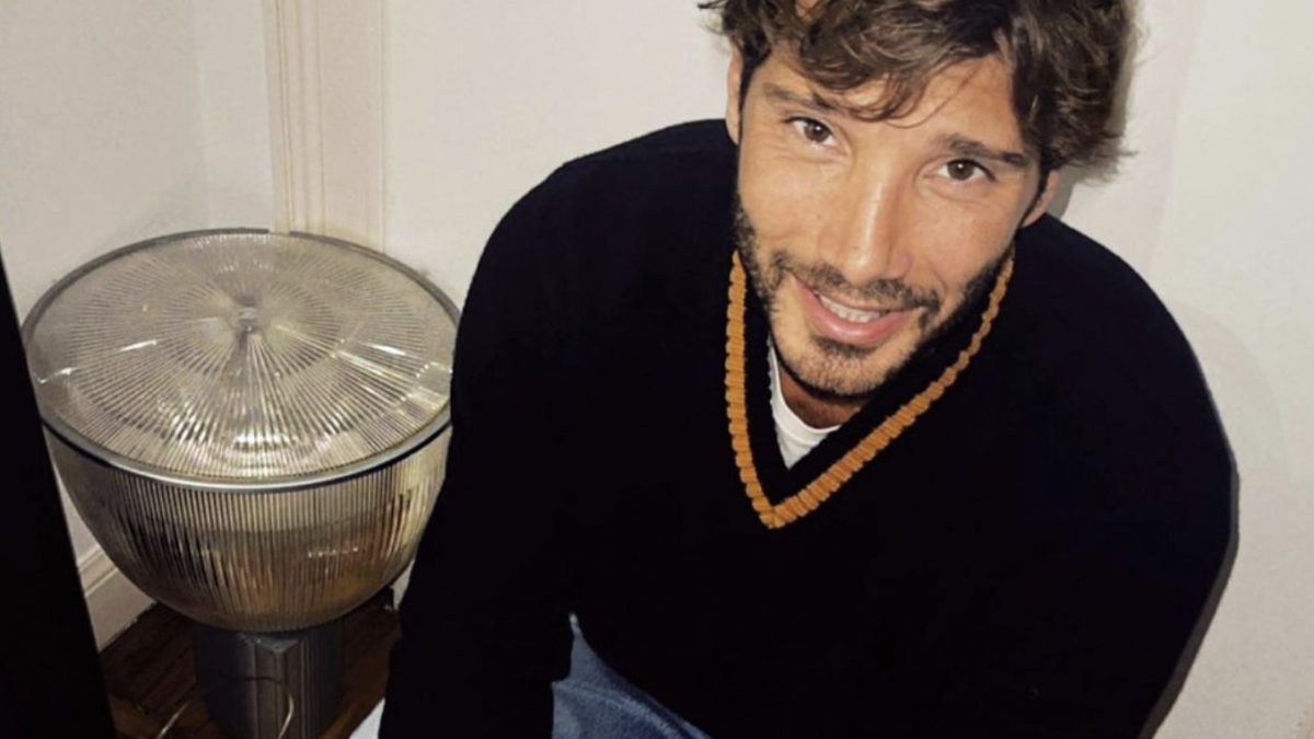 Stefano de Martino nella sua casa su una sedia di design