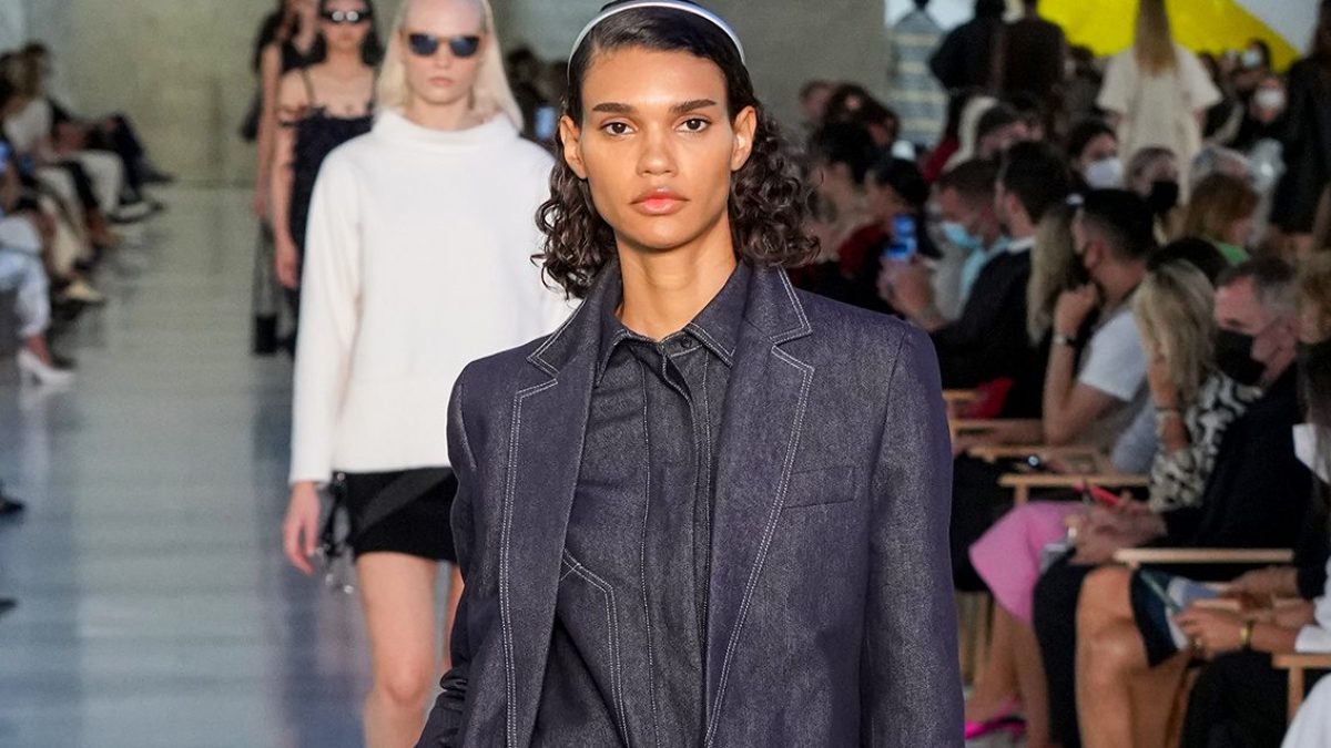 La camicia di jeans è la protagonista dei look di primavera: gli  abbinamenti di tendenza