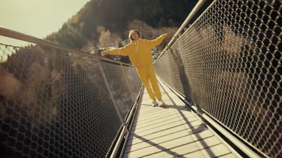Sangiovanni nel nuovo video di Cadere Volare