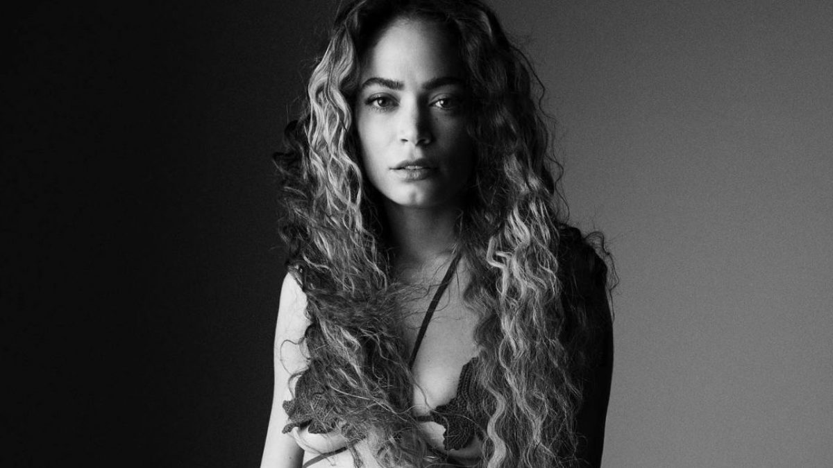 Elodie posa per Vmagazine