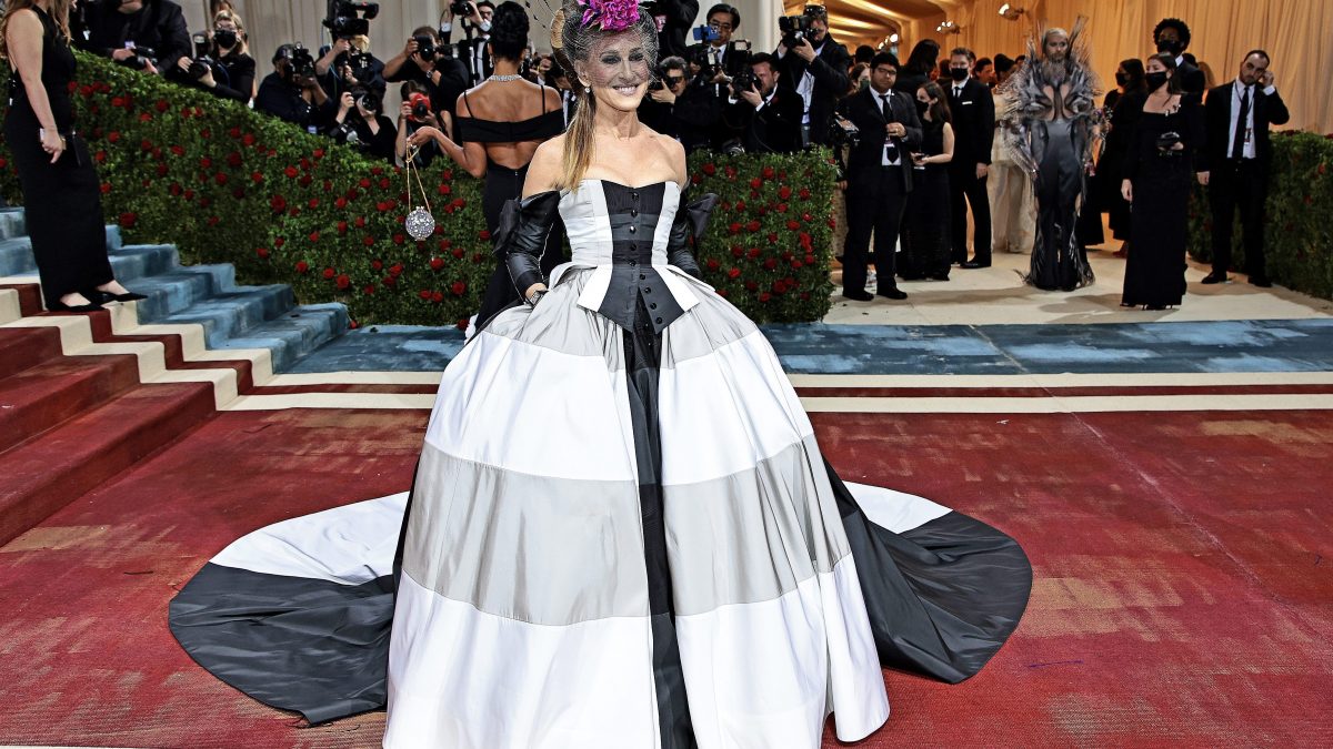 in foto: Sarah Jessica Parker in Christopher John Rogers