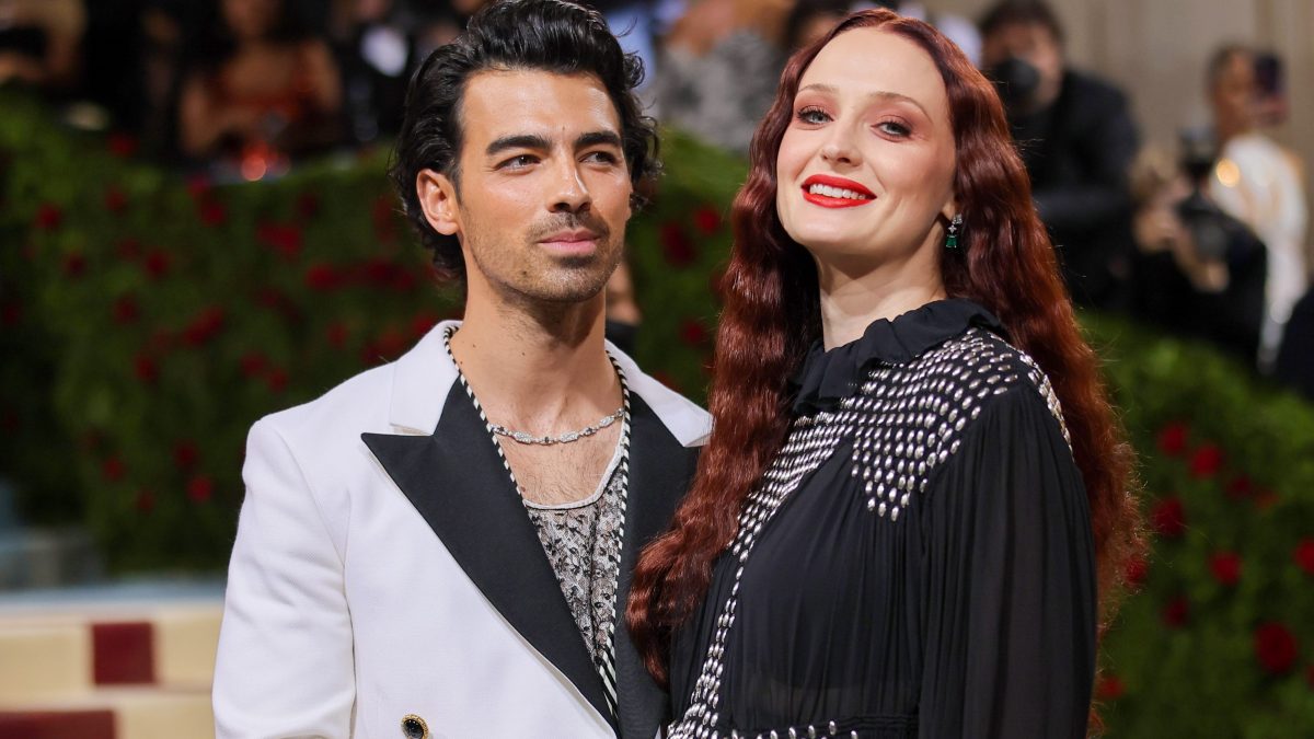 in foto: Sophie Turner e Joe Jonas in Louis Vuitton