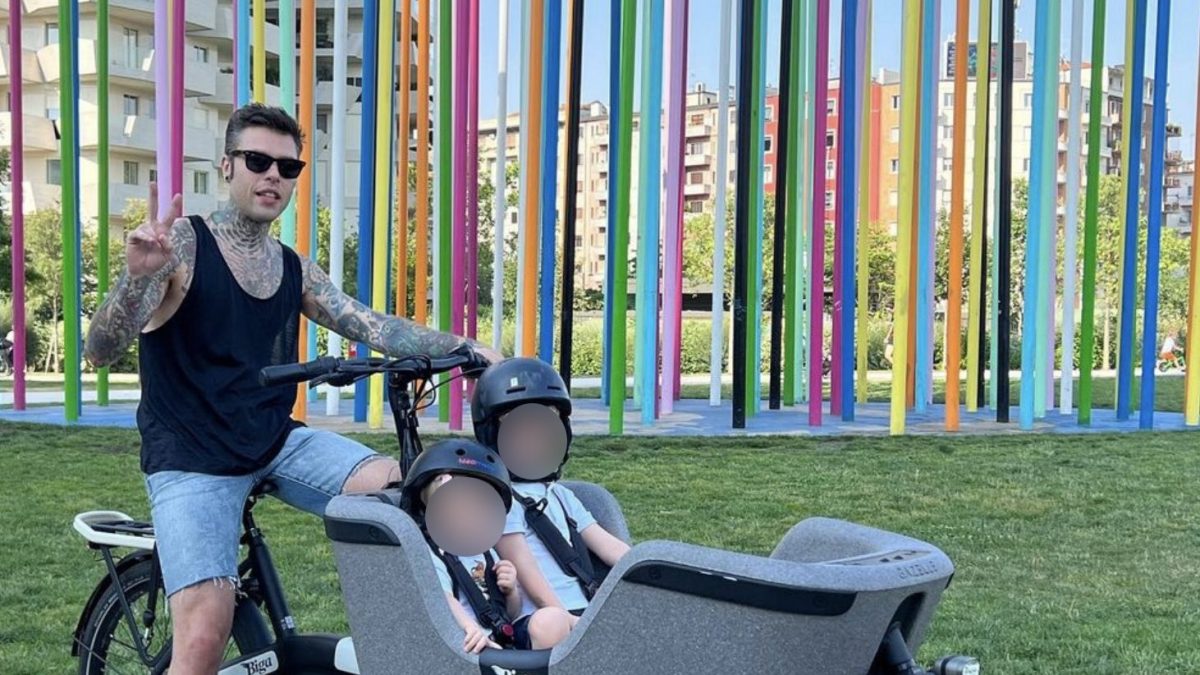 Fedez con i figli Leone e Vittoria Lucia in cargobike a Milano