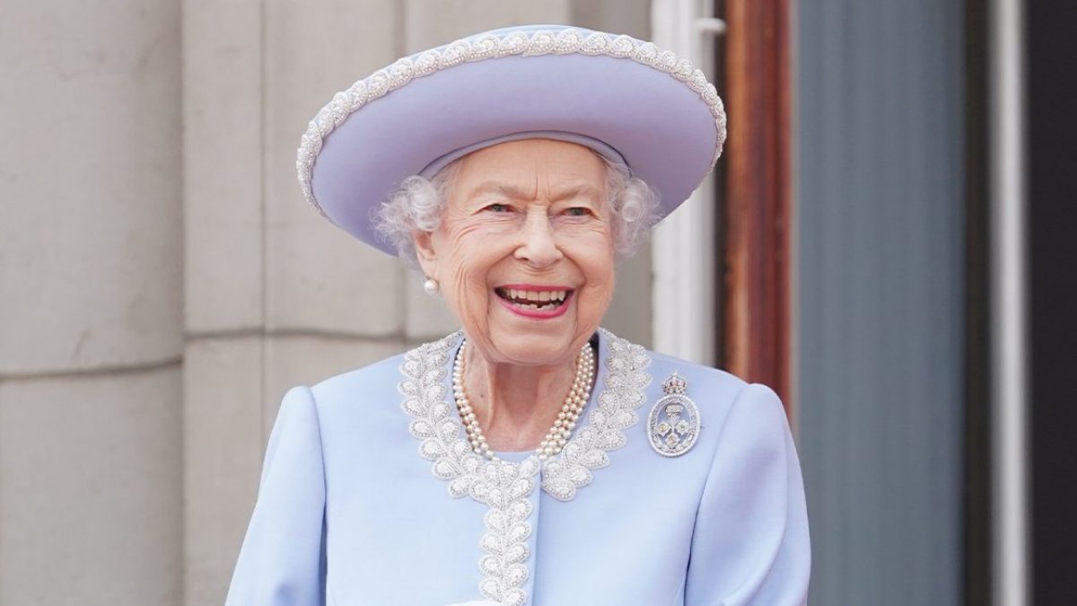 La regina Elisabetta in celeste a Trooping the Colour: il significato  simbolico di abito e gioielli