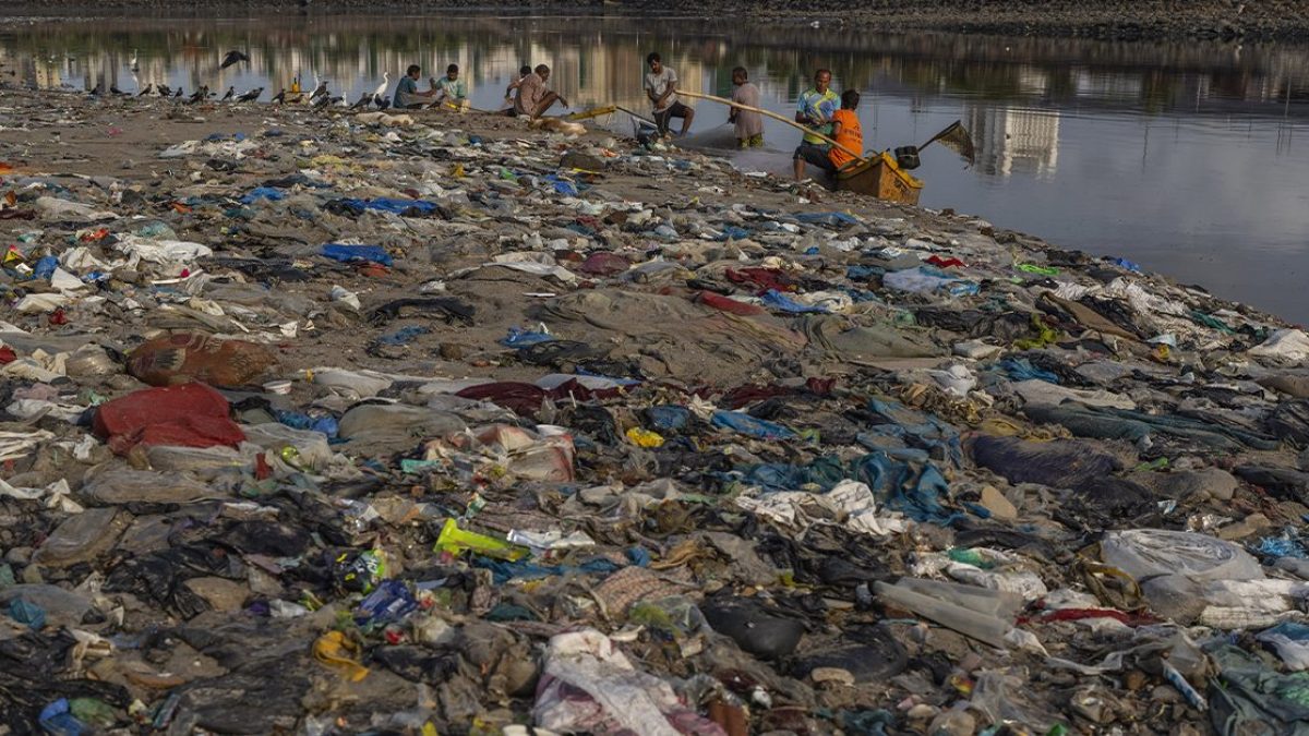 rifiuti tessili abbandonati a Mumbai