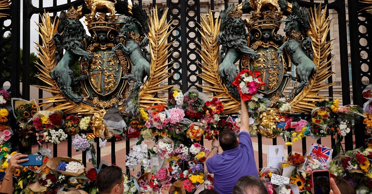 Regina Elisabetta II, i fiori depositati nei parchi britannici avranno ...