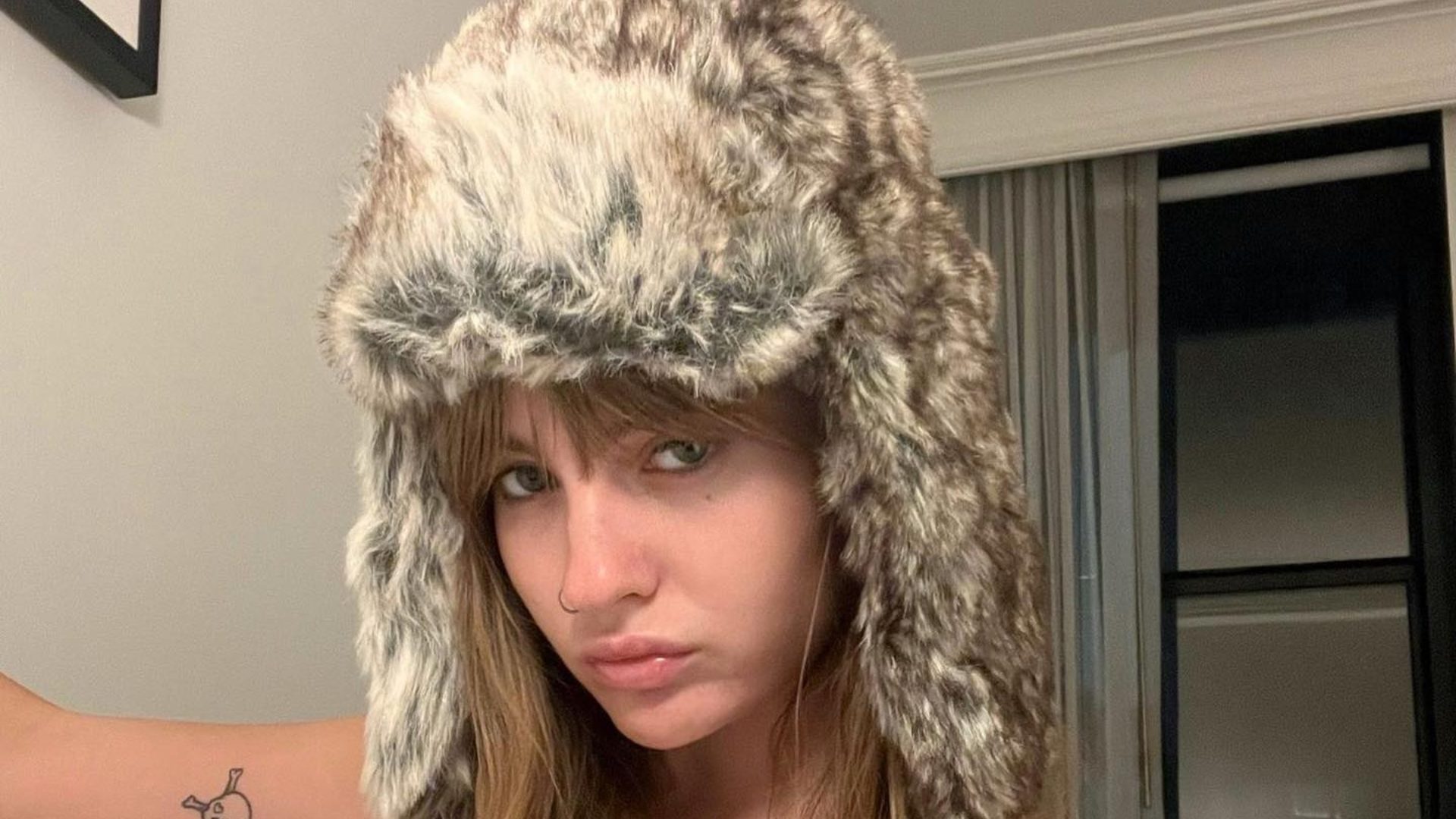 Victoria De Angelis in topless è pronta per l'inverno con cappello di