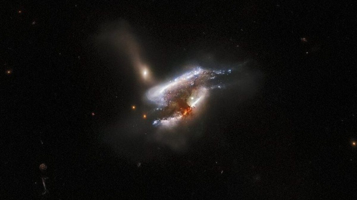 Credit: ESA/Hubble e NASA, W. Keel, Dark Energy Survey, DOE, FNAL, DECam, CTIO, NOIRLab/NSF/AURA, SDSS/J. Schmidt