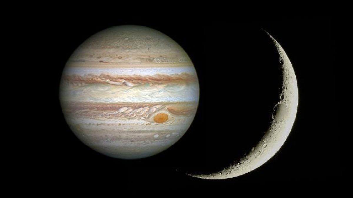 Giove e la falce di Luna. Credit: NASA (Giove)/Andrea Centini (Luna)