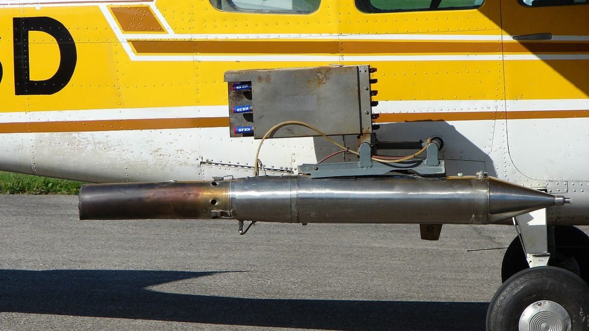 Un velivolo equipaggiato con razzi per l’inseminazione delle nuvole / Wikipedia