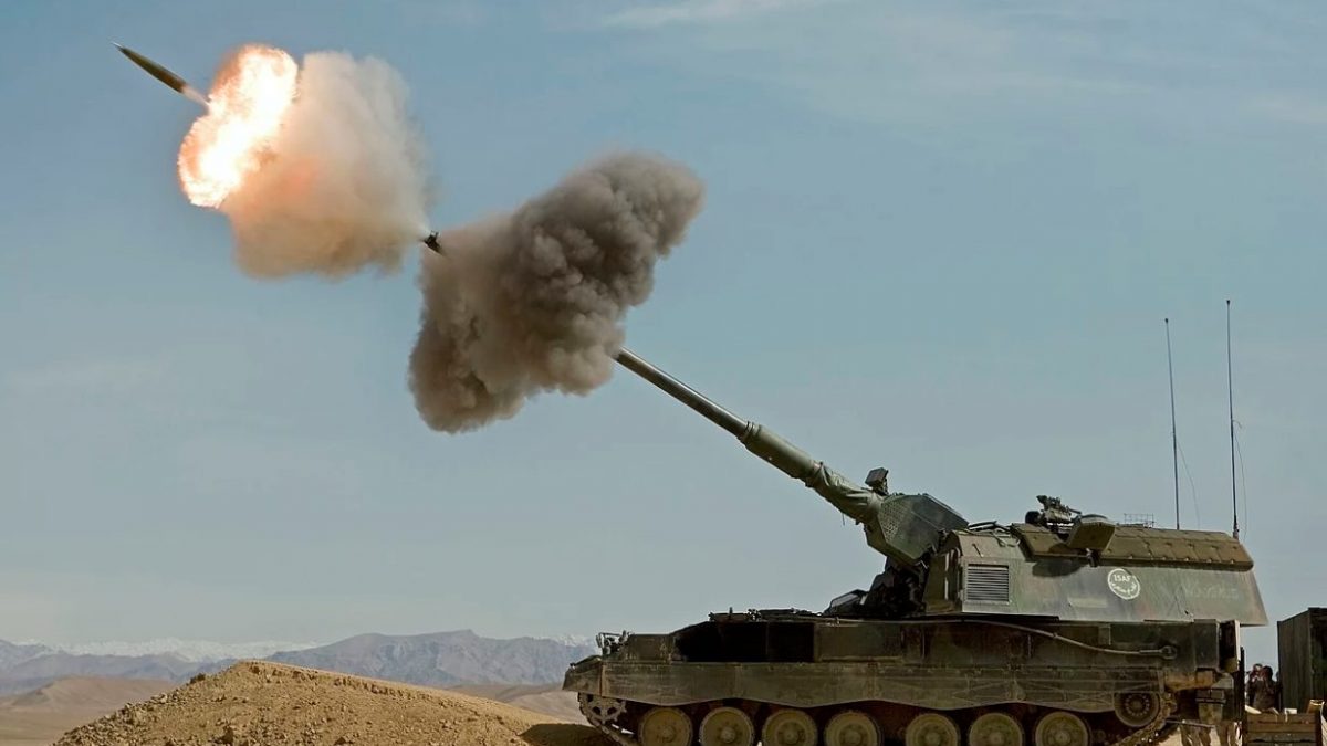 Un Panzerhaubitze 2000 olandese spara un colpo in Afghanistan / wikipedia