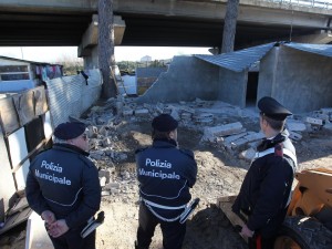 De Magistris sgombera i rom da Scampia. Ma non si sa dove li metterà