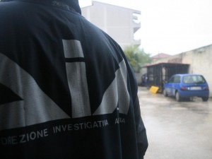Camorra, blitz contro il clan Mallardo: tra gli arrestati c'è anche la moglie del boss