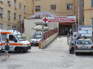 Sesso nei bagni del Loreto Mare, materassi per terra e preservativi usati
