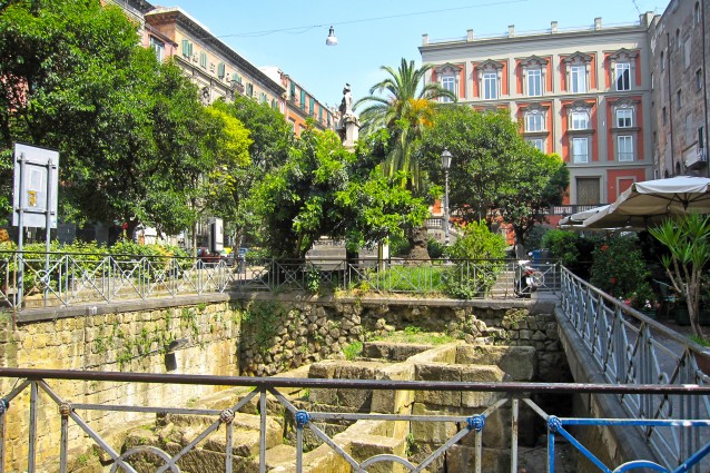 Piazza Bellini, dal lato delle Mura Greche