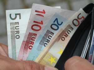 Salerno, trova portafogli con 7800 euro e lo riporta al proprietario