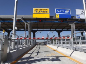 Pompei, casellante rapinato pistola in pugno: bottino qualche migliaio di euro