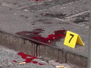 Napoli, colpi di pistola in via Tribunali: bossoli e tracce di sangue, ferito in fuga