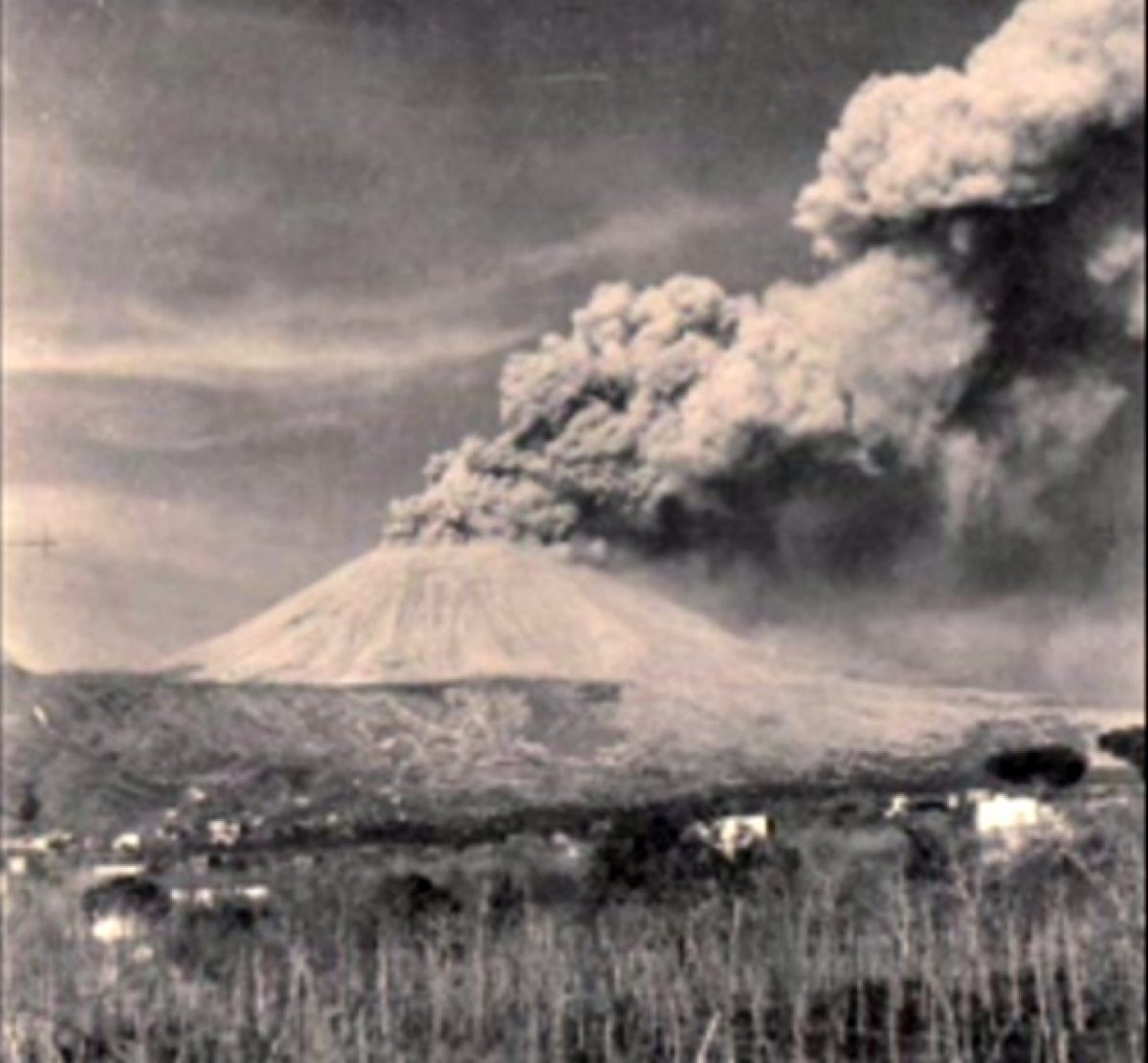 Vesuvio, il 18 marzo 1944 l'ultima eruzione del vulcano di Napoli Vesuvio, il 18 marzo 1944 l'ultima eruzione del vulcano di Napoli
