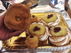 Mangiano le zeppole di San Giuseppe, poi si sentono male: un'intera famiglia in ospedale