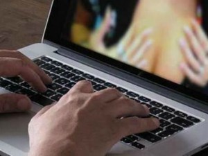 Adescava minori sui social network con un falso profilo da donna: arrestato 21enne