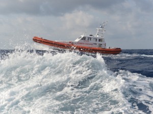 Pescatori dispersi nel Golfo di Napoli: due tratti in salvo. Si cerca il terzo