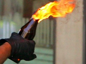 Nasconde quattro molotov nel bagno di casa, a Napoli: arrestato nipote del boss Misso