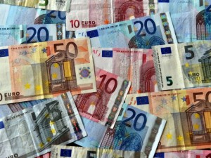 Dai 2,50 ai 4,50 euro, ecco quanto costano le banconote false della camorra