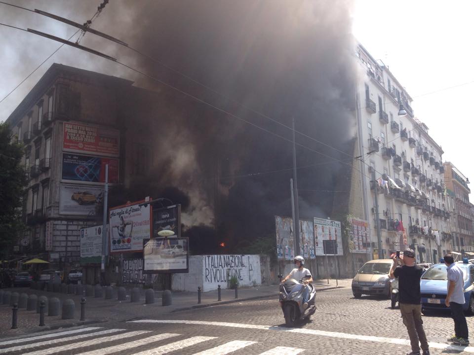 Incendio tra via Foria e via Rosaroll, traffico in tilt Incendio tra via Foria e via Rosaroll, traffico in tilt