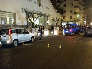 Fuorigrotta, volante della polizia crivellata di colpi: ferito un agente
