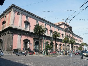 L’ingresso del Museo Archeologico Nazionale di Napoli