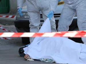 Lei lascia il compagno, lui torna e la uccide con tre colpi di pistola