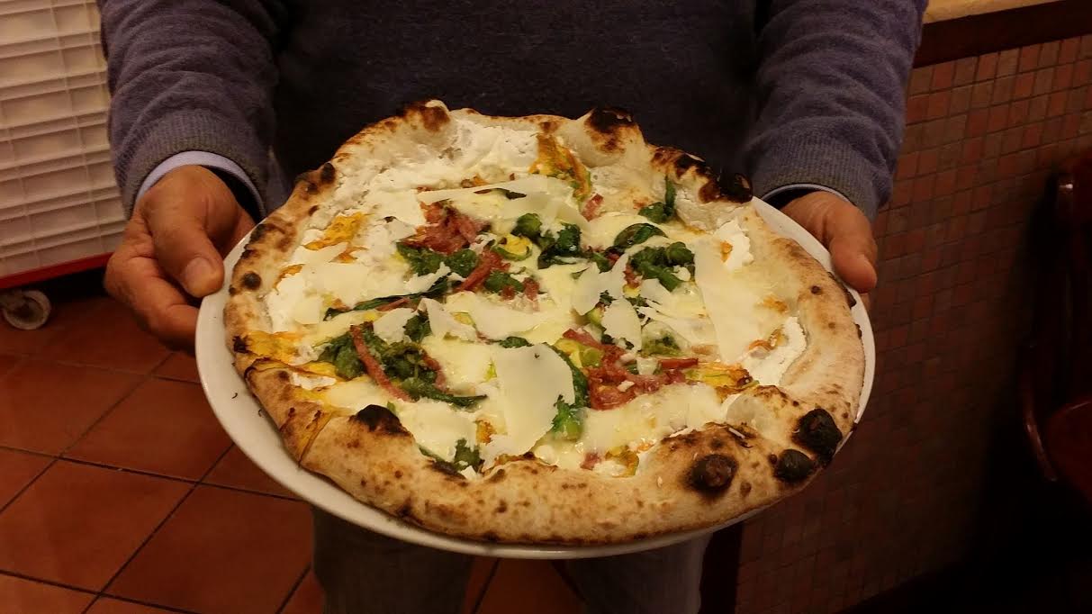 La pizzeria Gorizia al Vomero compie 100 anni e lancia la pizza del