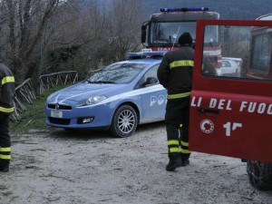 Trovato morto in spiaggia con un orecchio tranciato