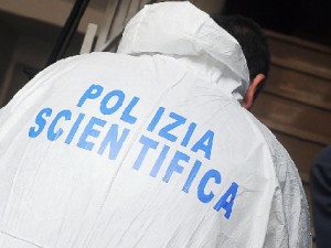 Giugliano, il poliziotto spara al ladro in casa. L'uomo è in fin di vita