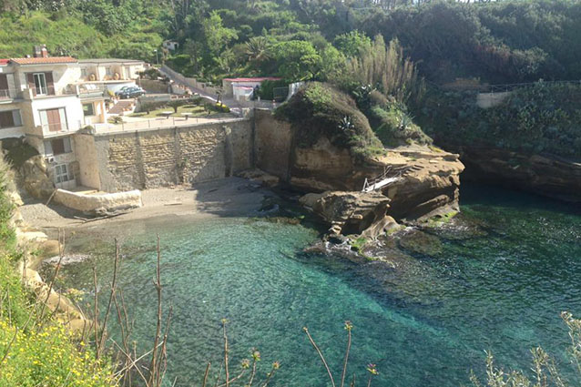Vista dal mare della Baia delle Rocce Verdi a Posillipo