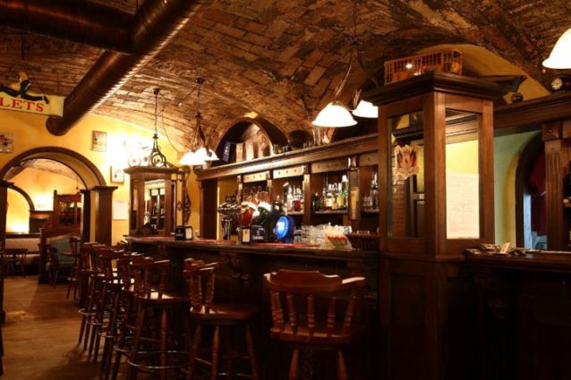Oca Nera Irish Pub, il bancone del locale al Vomero