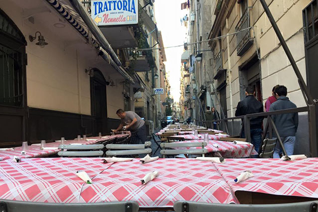 Ingresso della Trattoria Nennella a Napoli