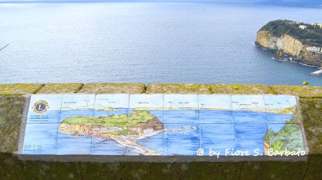 Nisida nella mappa e, a destra, quella vera. Dal belvedere del Virgiliano le illustrazioni aiutano l'osservatore a riconoscere il paesaggio (@Fiore Barbato).