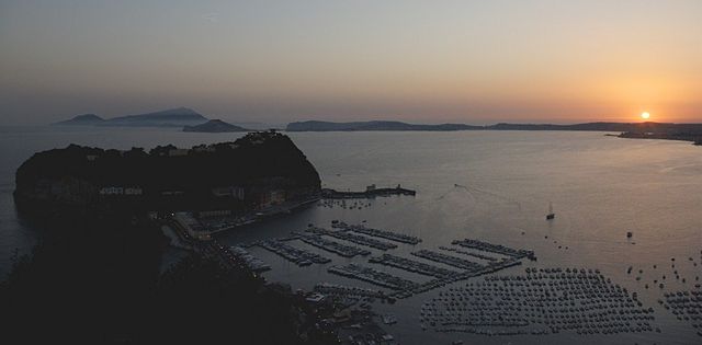 Dal Parco virgiliano Nisida e Bagnoli. Proseguendo verso destra la vista spazia fino a Pozzuoli (@Conati).