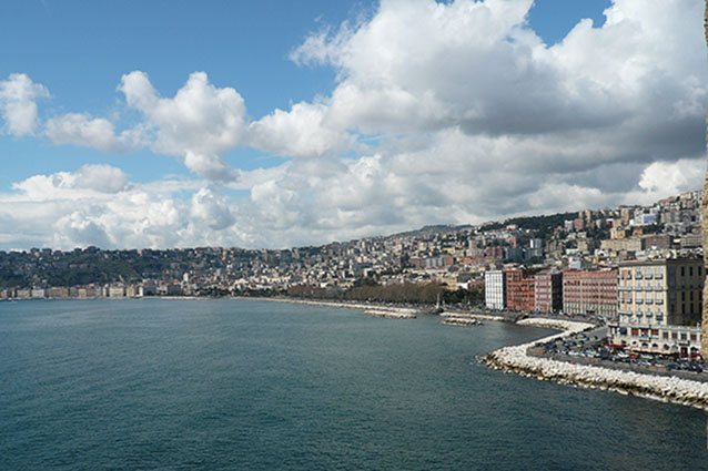 Via Caracciolo vista dal mare