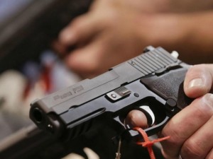 Giugliano, poliziotto spara al ladro entrato in casa: "Ho difeso la mia famiglia"