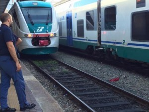 15enne ubriaco sui binari rischia di essere investito dal treno: lo salva la polizia