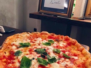Quanto costa una pizza a Napoli? Con birra 6 euro e 50. A Varese invece oltre 11 euro