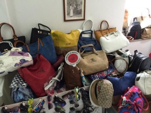 Migliaia di scarpe, borse e giubbini falsi sequestrati nel mercato della Duchesca di Napoli