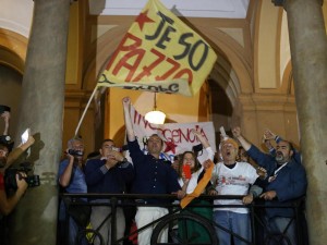 Il regalo di De Magistris ai centri sociali: gli immobili occupati diventano 'bene comune'