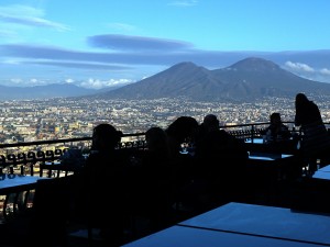 Pasqua, migliaia di turisti affollano Napoli. Ma gli ambulanti sono ovunque